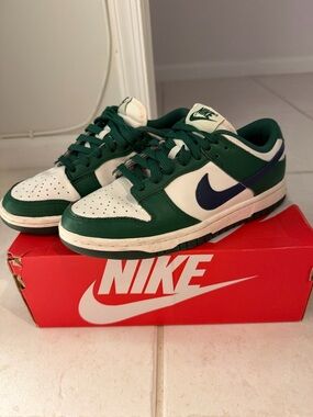 Nike Retro Gorge Green Dunks Women’s size 6.5